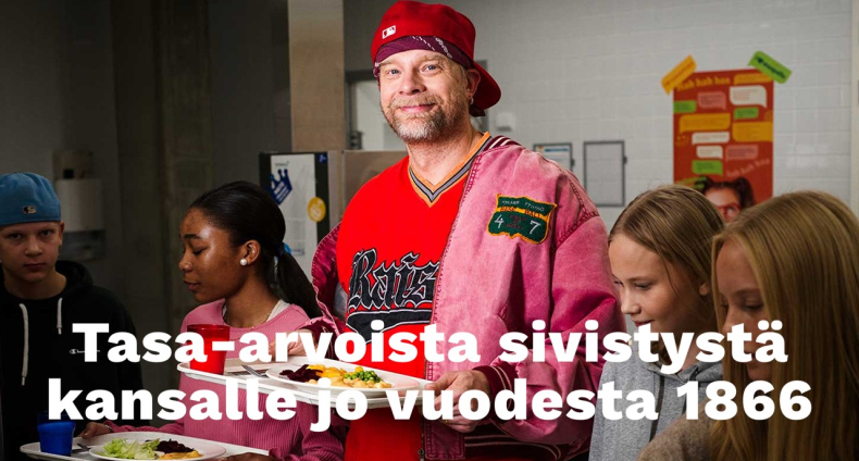 Teiniksi pukeutunut mies koulun ruokajonossa.