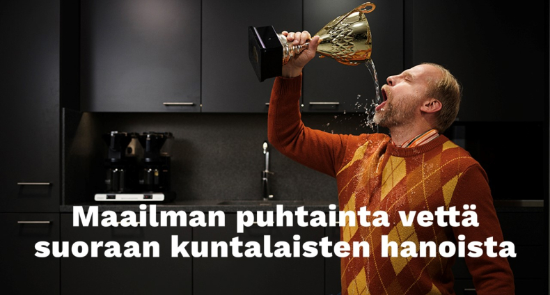 Mies juo vettä pokaalista.