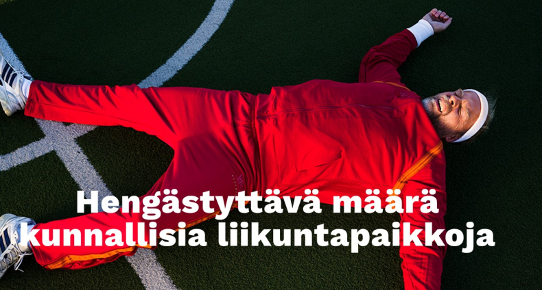Punaverkkapukuinen mies makaa vihreällä tartanilla X-asennossa.